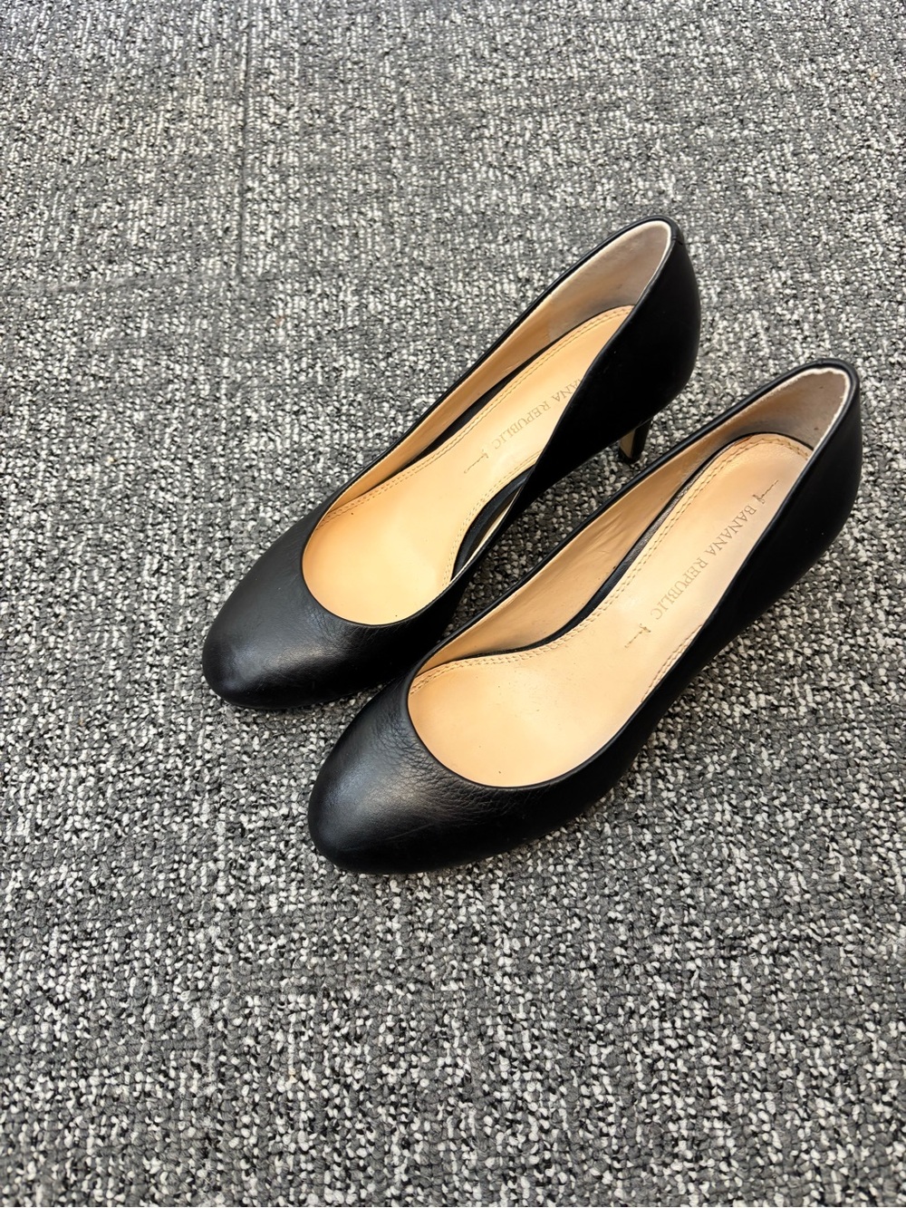 Banana Republic Black Leather Round-Toe Pumps - Picture 2 of 7